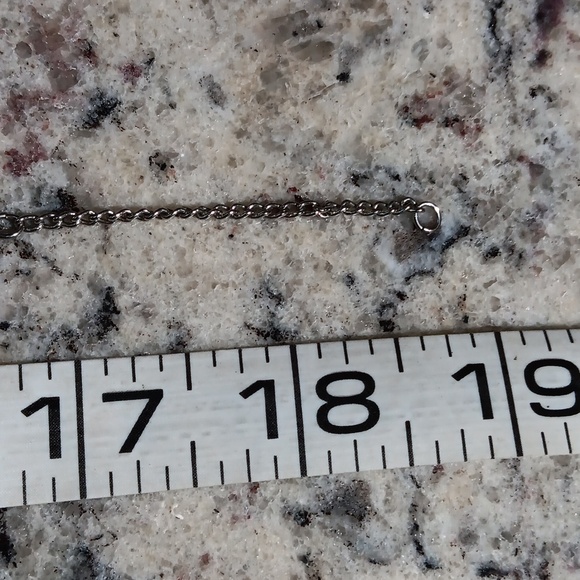 Avon silver floating heart necklace 19" - Picture 2 of 8